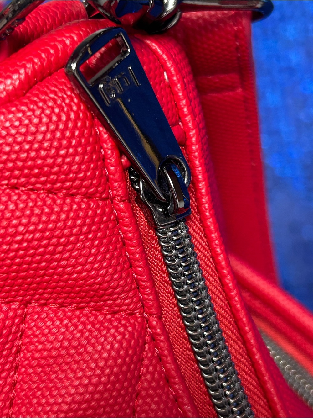 lug Red Quilted Shoulder Bag Approx 12 x 9 x 6 - Picture 6 of 17